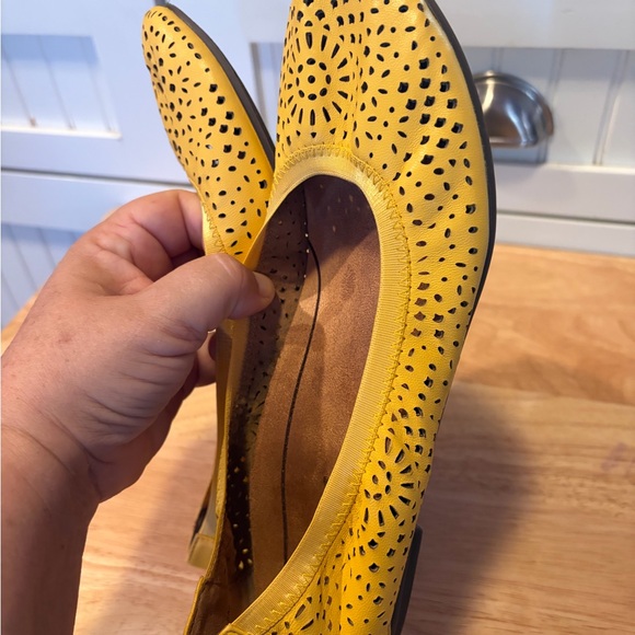 Vionic women's Robyn Buttercup yellow perforated design ballet flats size 8 - Picture 5 of 7
